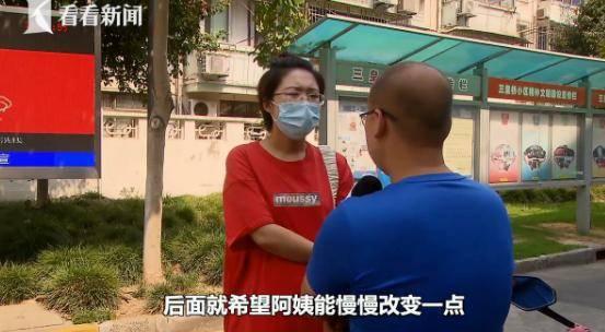 五旬老太整顿家门