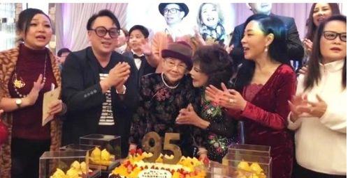 亲妈寿宴上女儿美飒全场